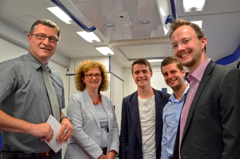 Ralf Rademacher, Geschäftsführer der RDHS gGmbH; Gabi Molitor MdB; Linus Stieldorf; David Stolz, Vorsitzender der FDP Heinsberg und Stefan Lenzen, Vorsitzender der FDP-Kreistagsfraktion Heinsberg in einem der hochmodernen Rettungswagen.