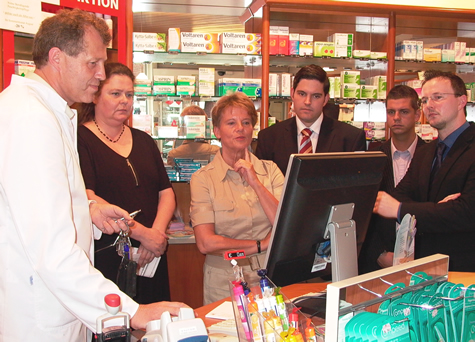 Gebannte Blicke auf den Computermonitor: Ulrike Flach (3.v.l.), Parlamentarische Staatssekretärin im Bundesgesundheitsministerium, besuchte in der Kreisstadt Heinsberg auch die St.-Gangolfs-Apotheke von Heinz Nießen (l.). Begleitet wurde sie von ihren FDP-Parteifreunden Stefan Lenzen, David Stolz, Andreas Rademachers und Anke Hermanns (v.r.n.l.). Foto: def