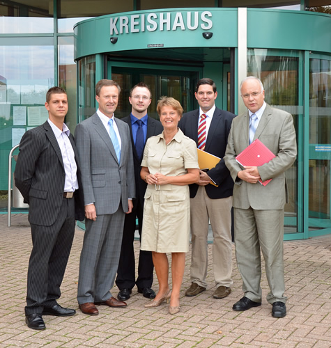 Die parlamentarische Staatssekretärin im Bundesgesundheitsministerium Ulrike Flach (FDP/Bildmitte) hat sich zu einem Informationsbesuch mit Kreisdirektor Peter Deckers (2.v.l.) und dem Leiter des Kreisgesundheitsamtes, Dr. Karl-Heinz Feldhoff (rechts), im Heinsberger Kreishaus getroffen. An dem Gespräch nahmen auch die Mitglieder der FDP-Kreisvorsitzender Andreas Rademachers (2.v.r.) und der Fraktionsvorsitzende der FDP im Kreistag, Stefan Lenzen (3.v.l.), sowie FDP-Vorstandsmitglied David Stolz aus Heinsberg teil.